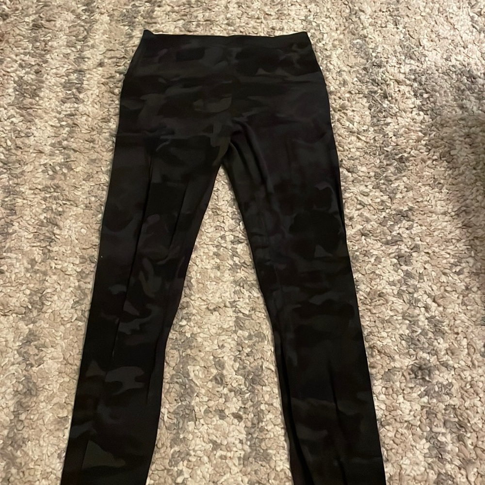 Womens size 6 lululemon black camo align leggings 28”